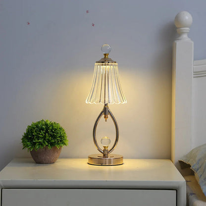 Vintage Goldene Tischlampe aus Kristall-Leuchtezauber