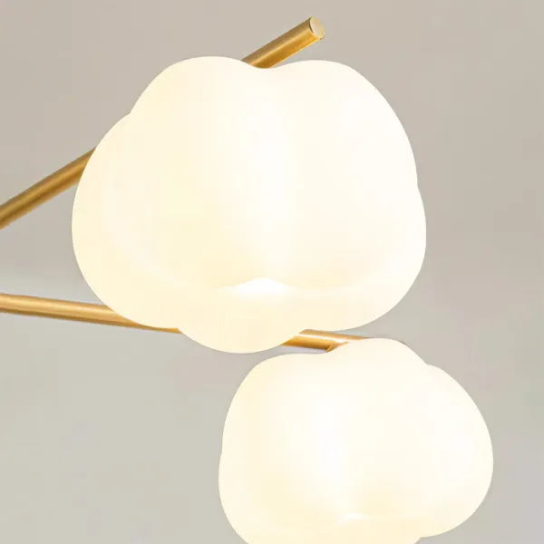 Kreativer Kronleuchter im Wohnzimmer aus Holz und Wattebällchen-Leuchtezauber