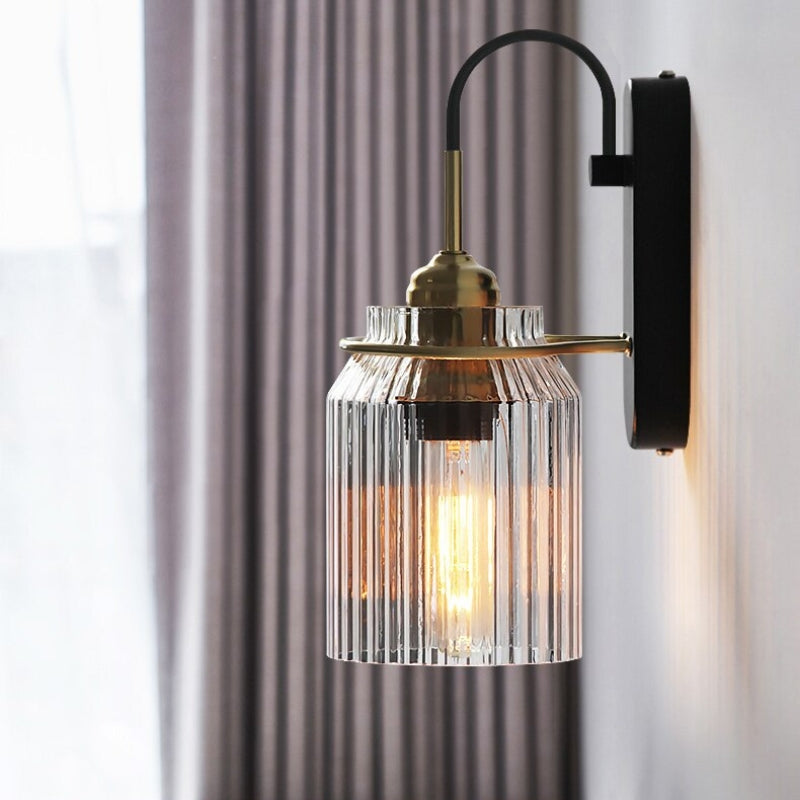 Lampada da parete vintage con paralume in vetro scanalato