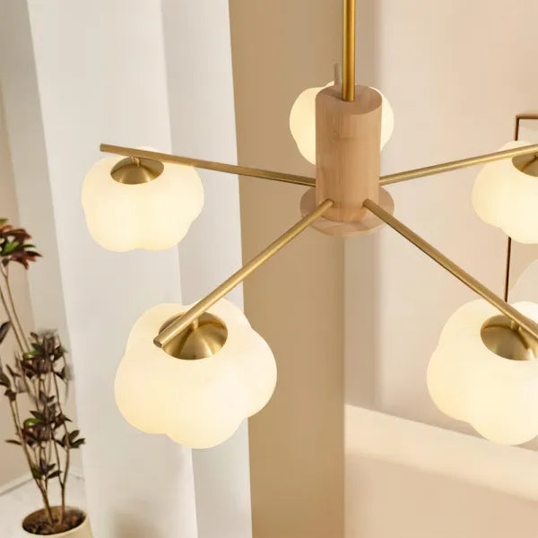Kreativer Kronleuchter im Wohnzimmer aus Holz und Wattebällchen-Leuchtezauber