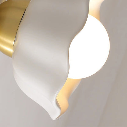 Französische Retro-Wandlampe mit weißen Blumen-Leuchtezauber