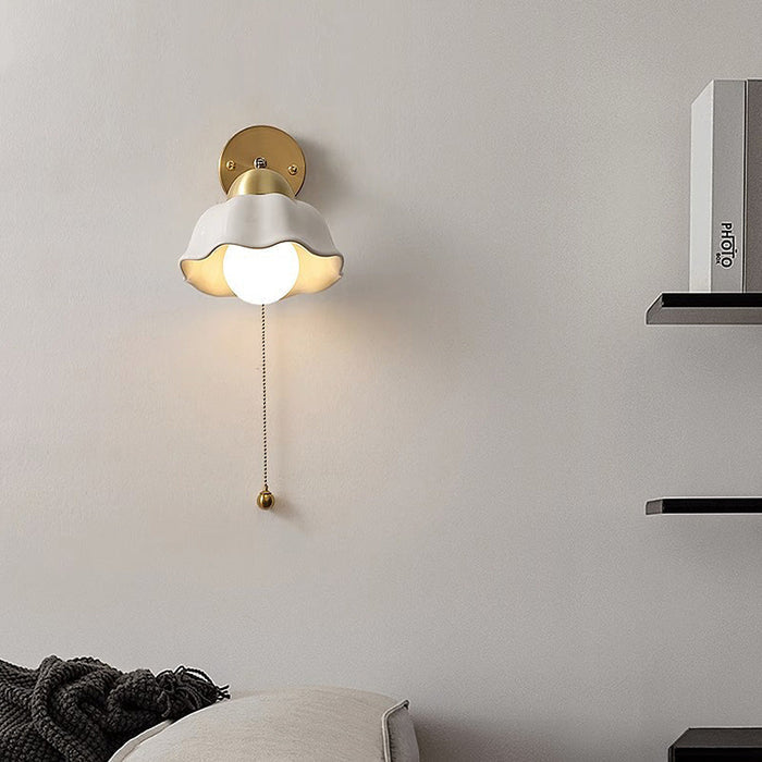 Französische Retro-Wandlampe mit weißen Blumen-Leuchtezauber