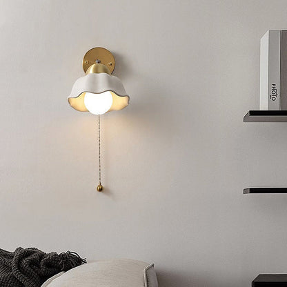 Französische Retro-Wandlampe mit weißen Blumen-Leuchtezauber
