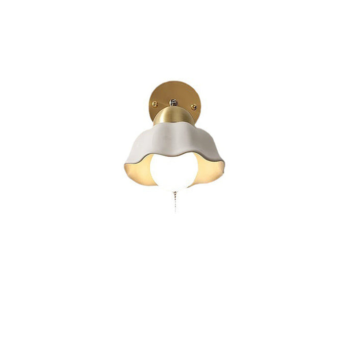Französische Retro-Wandlampe mit weißen Blumen-Leuchtezauber