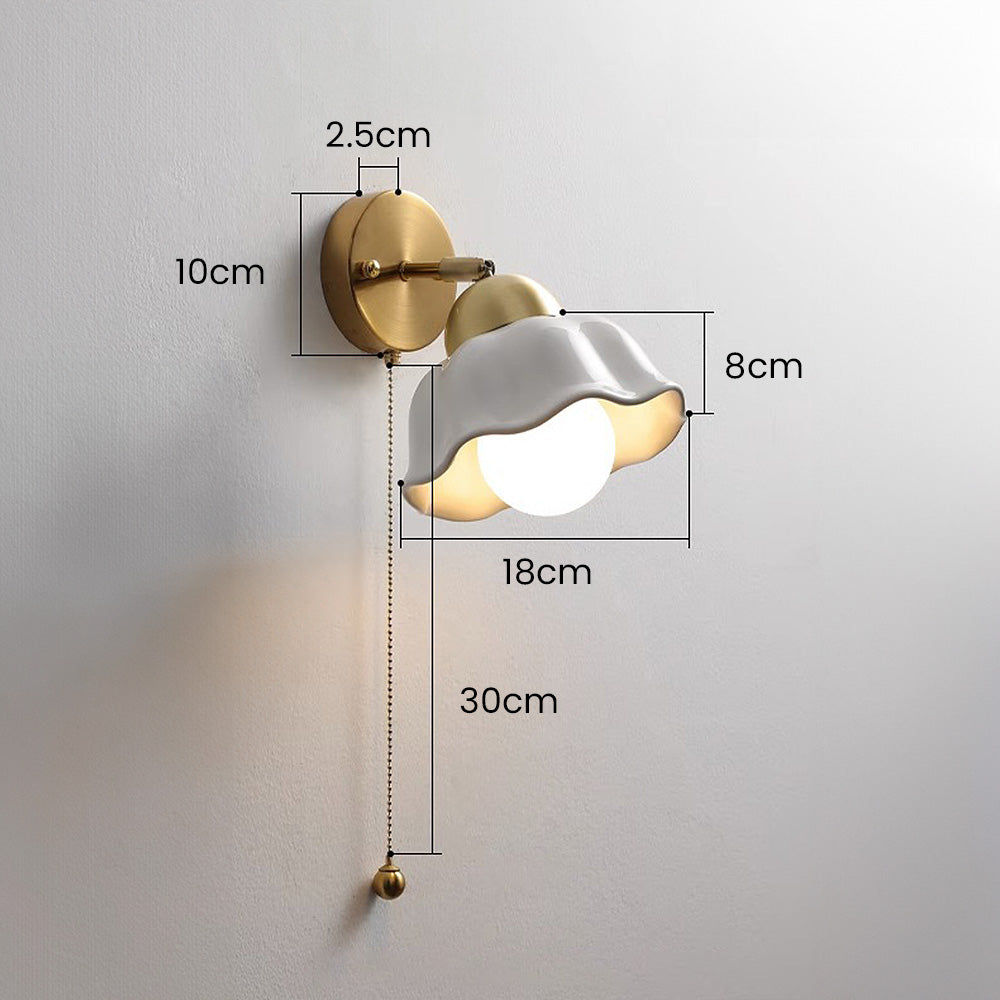 Französische Retro-Wandlampe mit weißen Blumen-Leuchtezauber