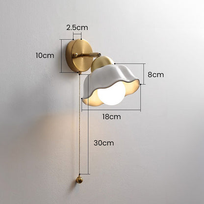 Französische Retro-Wandlampe mit weißen Blumen-Leuchtezauber