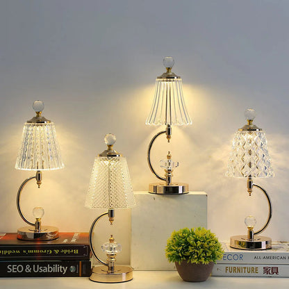 Vintage Goldene Tischlampe aus Kristall-Leuchtezauber