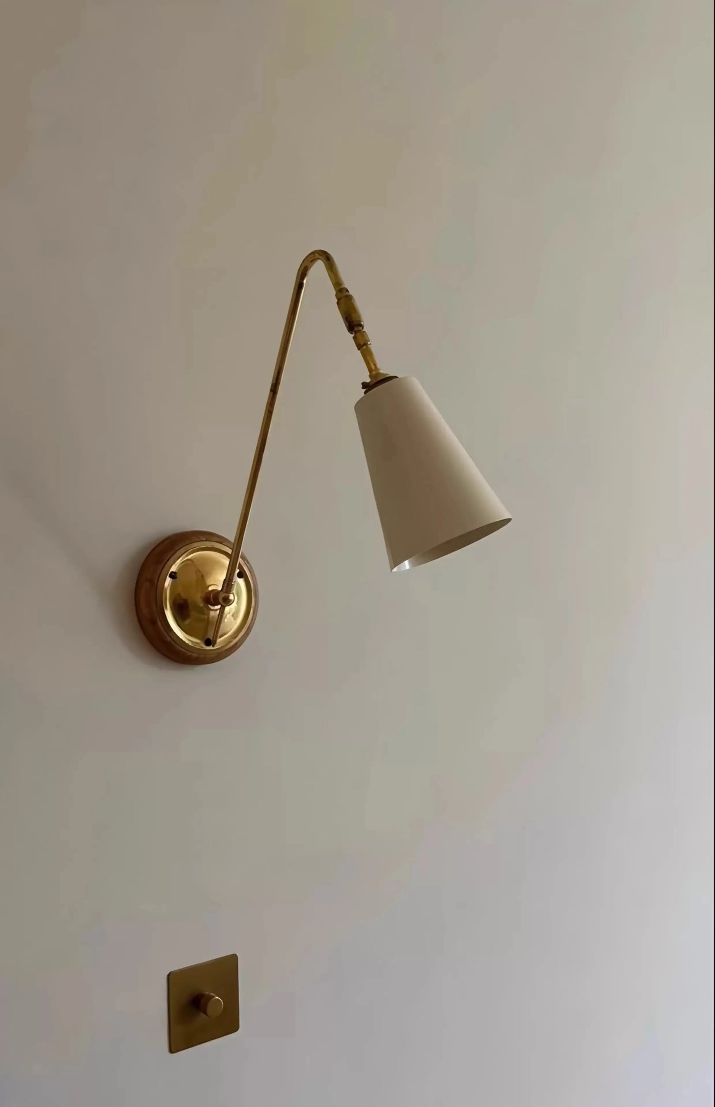 Brass Wall Light with Nordic Retro Design – Modern LED Wall Sconce | Elegant Ambient Lighting