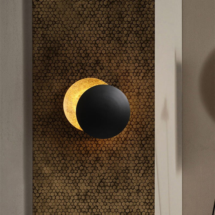 Eclipse-Lampe – Wandleuchte mit Sonnenfinsternis-Leuchtezauber