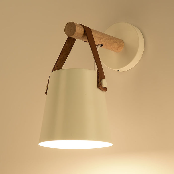 Konische Wandleuchte aus Holz-Leuchtezauber