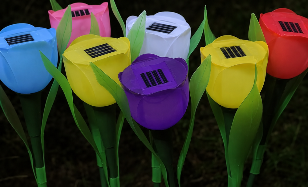Bloomora Solar Garden Light – Tulip LED Outdoor Lamp | Decorative Waterproof Solar Lighting for Gardens & Outdoor Spaces — light off, digitally edited atmosphere preview
