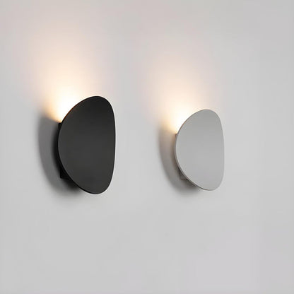 Moderne, elegante Wandleuchte in der Abenddämmerung-Leuchtezauber