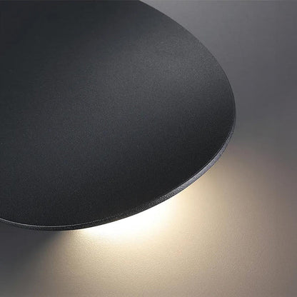 Moderne, elegante Wandleuchte in der Abenddämmerung-Leuchtezauber