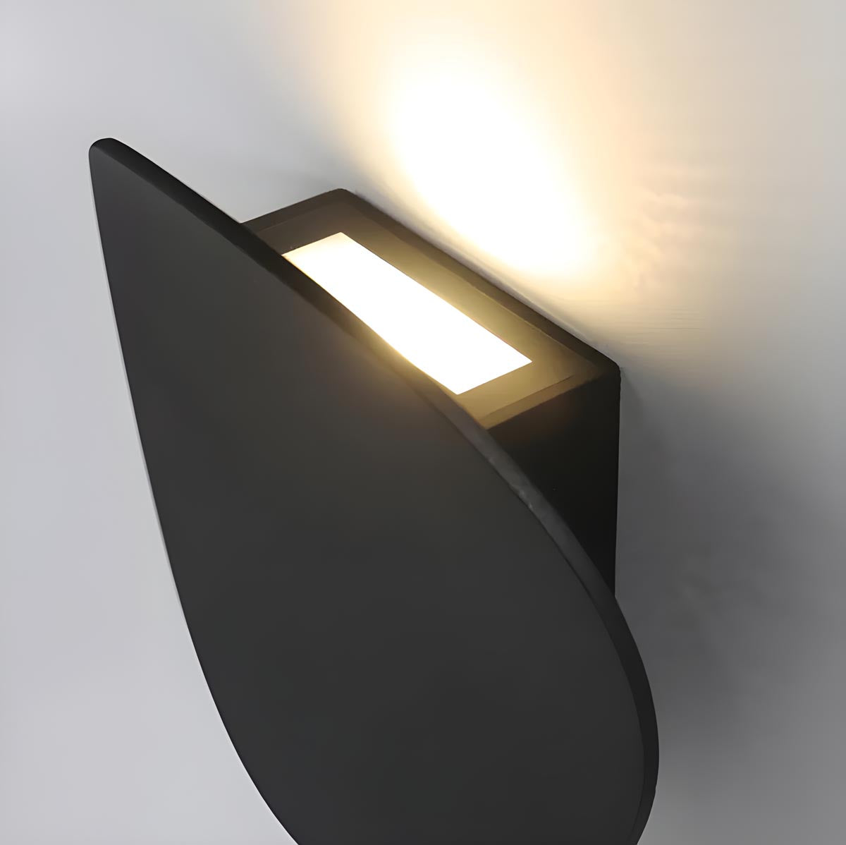 Moderne, elegante Wandleuchte in der Abenddämmerung-Leuchtezauber