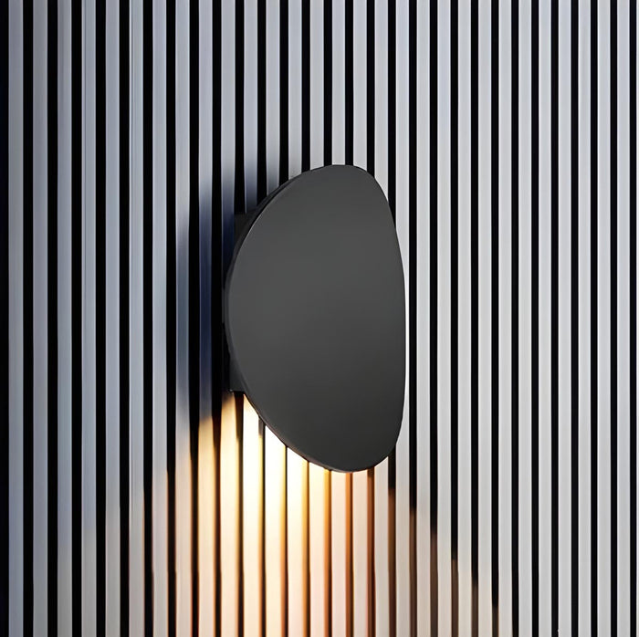 Moderne, elegante Wandleuchte in der Abenddämmerung-Leuchtezauber