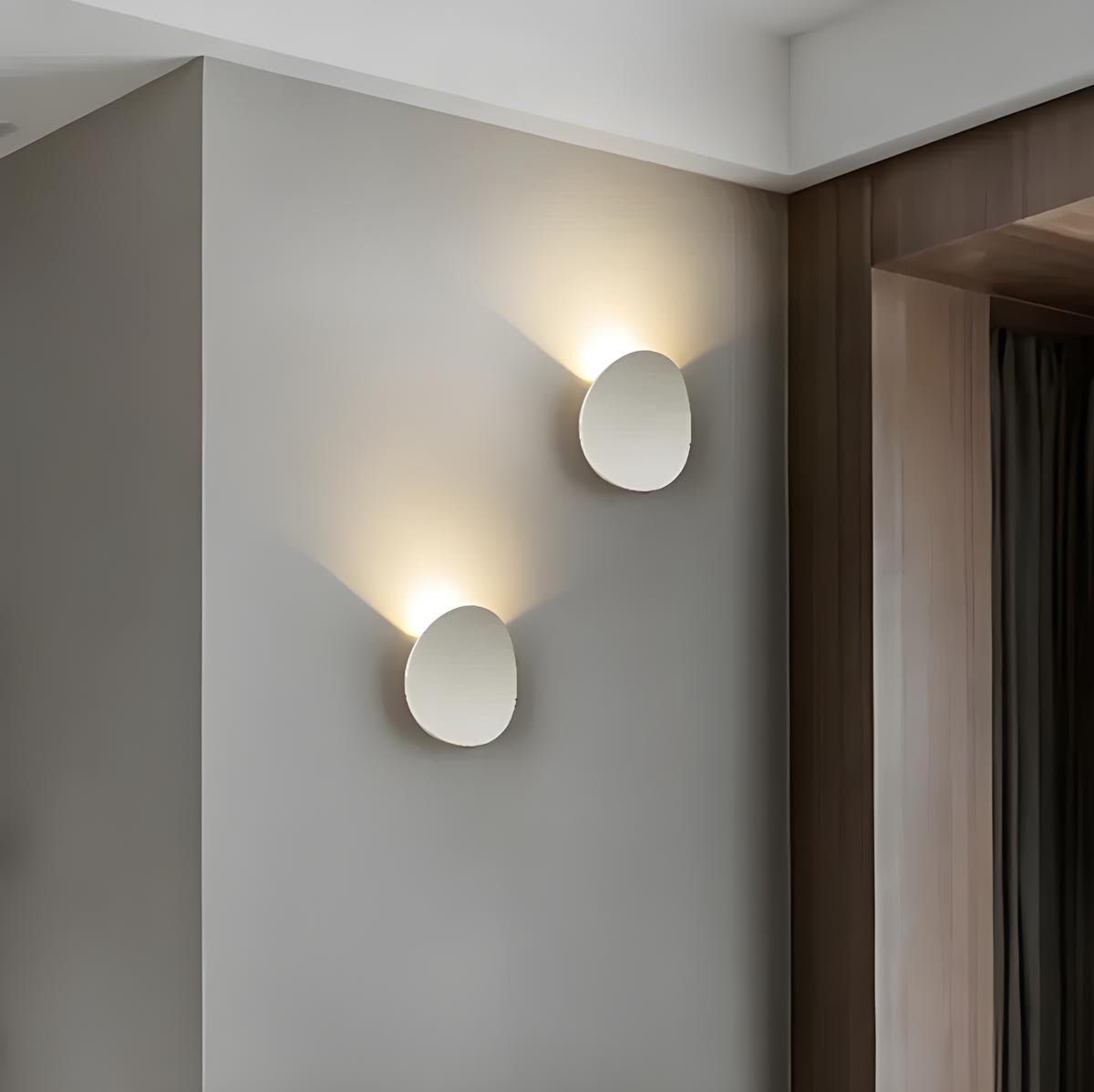 Moderne, elegante Wandleuchte in der Abenddämmerung-Leuchtezauber