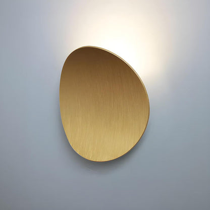 Moderne, elegante Wandleuchte in der Abenddämmerung-Leuchtezauber