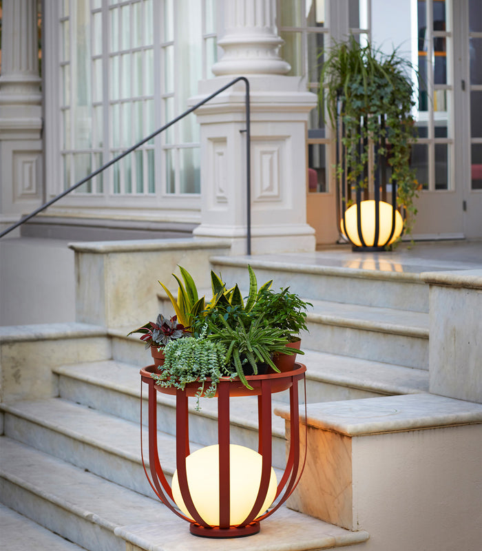 Luxuriöse Gartenlampe mit Blumenkasten-Leuchtezauber