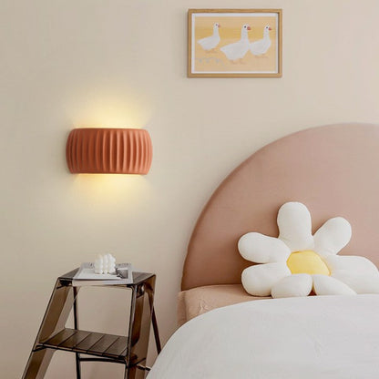 Moderne gerippte Art-Deco-Wandlampe aus Kunstharz-Leuchtezauber