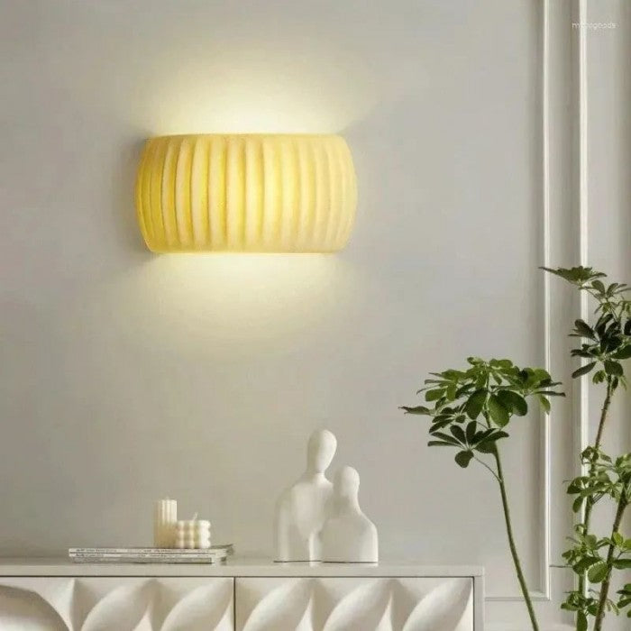 Moderne gerippte Art-Deco-Wandlampe aus Kunstharz-Leuchtezauber