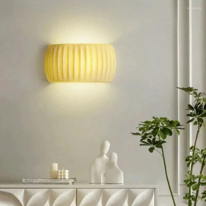 Moderne gerippte Art-Deco-Wandlampe aus Kunstharz-Leuchtezauber