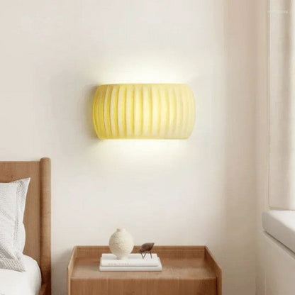 Moderne gerippte Art-Deco-Wandlampe aus Kunstharz-Leuchtezauber